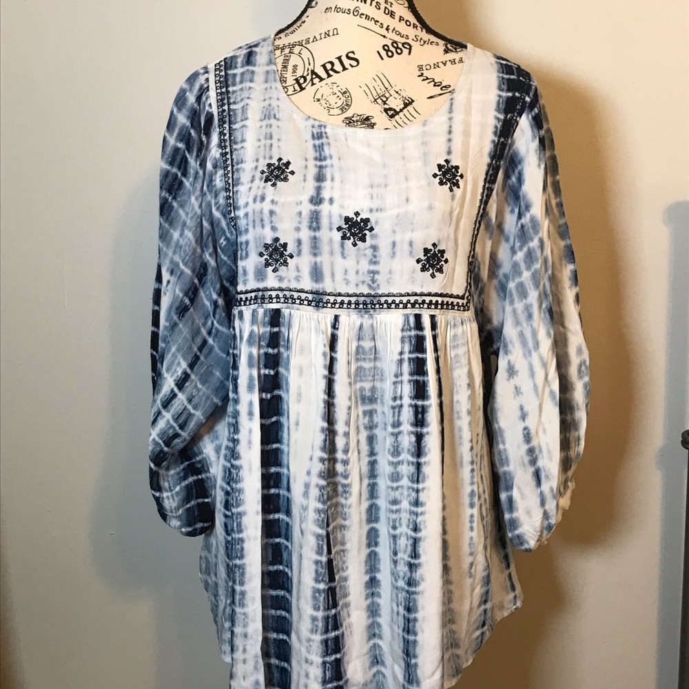 EMBROIDERED 3/4 SLEEVE BLUE/WHITE TIE DYE OVERSIZED SUZANNE BETRO TOP SZ S